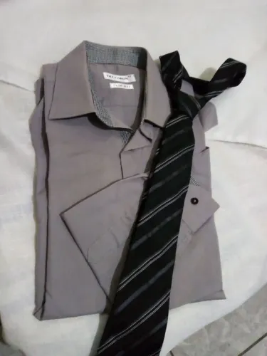 Camisa modelo slim e gravata listrada
