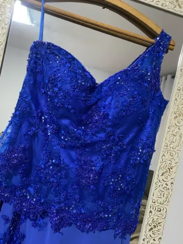 Vestido de festa azul bordado