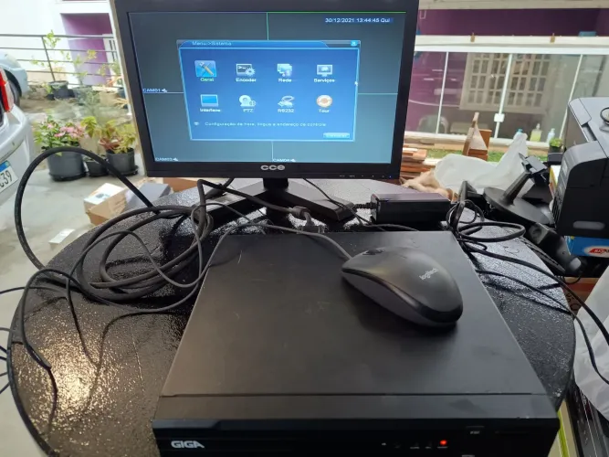 Vendo DVR Giga para 4 câmeras com HD de 500 gigas com monitor CCE 15.6 polegadas. LEIA.