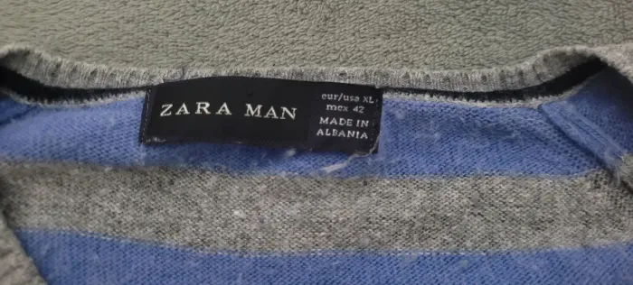 Camiseta Zara Man listrada cinza e azul