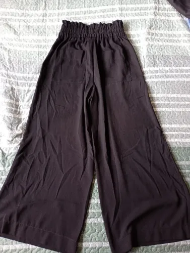 Calça Pantacourt com elástico no cós e bolsos quadrados Preta