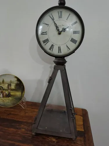 Relógio de mesa em ferro
