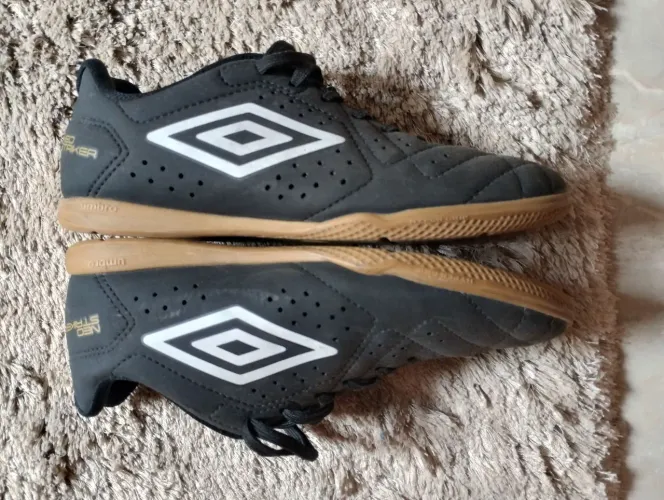Chuteira umbro n38