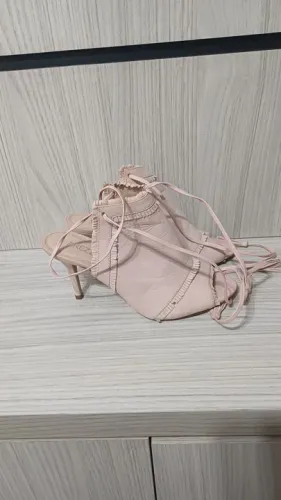 Sandália Arezzo 36 rosa com detalhes em renda