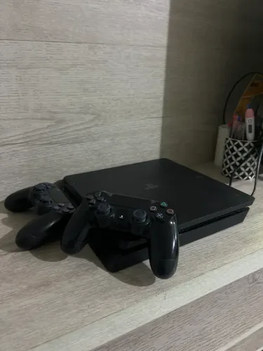 PS4 SLIM 1TB NA CAIXA | GTA V | 2 CONTROLES