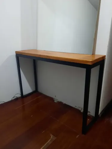 Aparador com base de ferro medindo 1,20 X 0,35x0,80