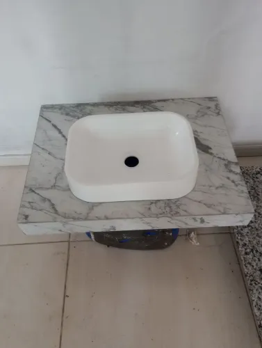 Pia de banheiro em mármore branco carrara