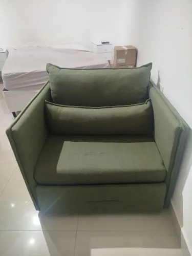 Sofá cama de linho com almofadas