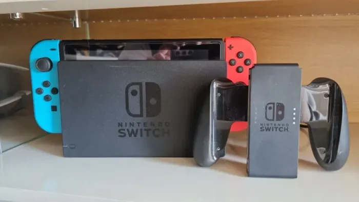 Nintendo Switch c/ 2 controles e Acessórios (acompanha caixa)