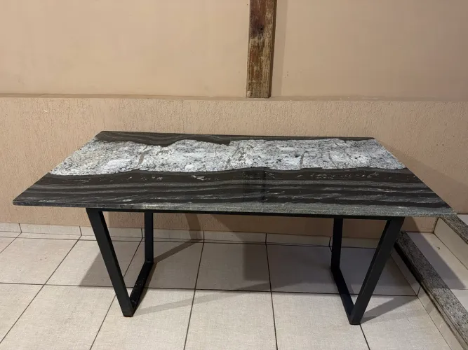 Mesa 6 lugares com pedra Quartzito Agatha.