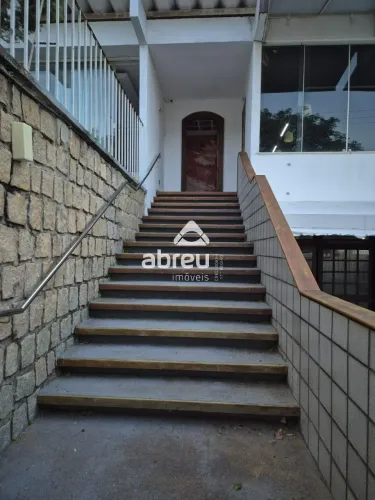 Descubra esta ampla casa localizada na Rua Deputado Clovis Mota, no coração do bairro Cand