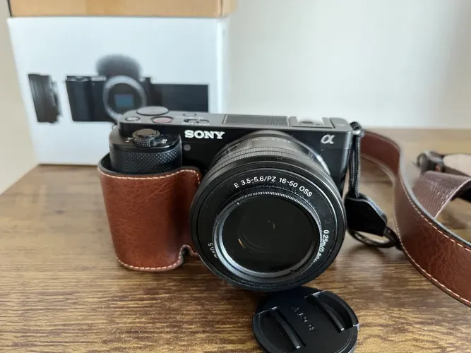 Sony ZV-E10 + Lente 16-50mm + Acessórios (Usada em ótimo estado)
