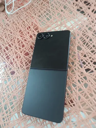 Z Flip 7 em estado de novo