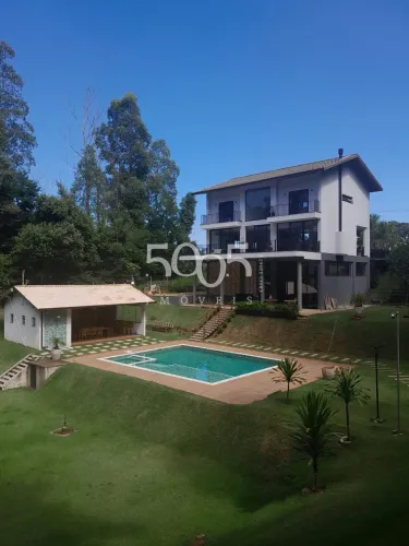 Casa de condomínio para locação com 4 quartos, sendo 2 suítes, e 3 salas amplas e arejadas