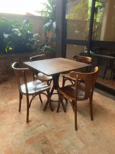 Mesa e cadeiras 