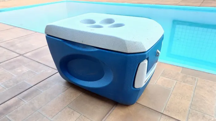 ?Caixa Térmica / Cooler Invicta Azul com Alça e Porta-Copos na Tampa