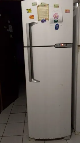 Vende-se geladeira semi nova funcionando perfeitamente 2700