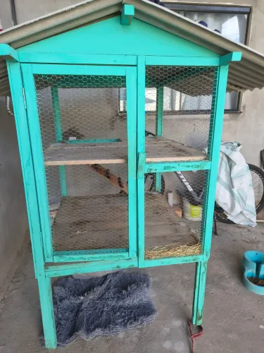 Vendo casinha/galinheiro com avaria