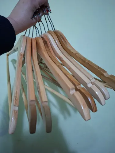10 CABIDES DE MADEIRA RESISTENTE. 
