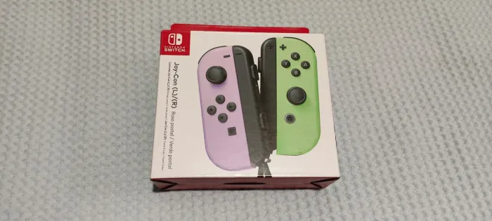 Joy con Nintendo switch na cor verde e roxo pastel
