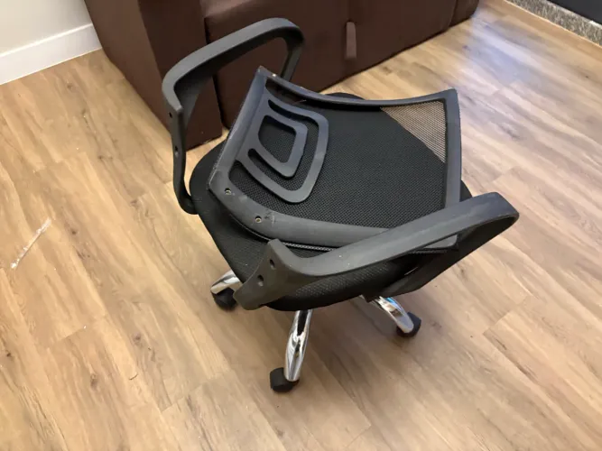 Cadeira de Escritório Giratória - Com Defeito no Encosto (Ideal p/ Peças ou Reparo)