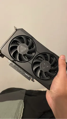 RX 7600 modelo founders