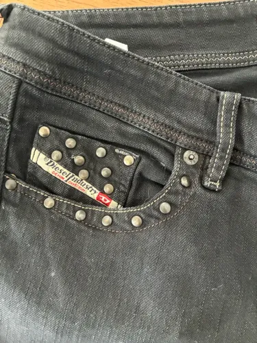 Calça jeans Diesel preta original com detalhes de tachas em bom estado