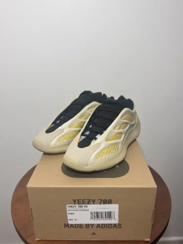 adidas Yeezy 700 V3 Safflower - 40BR - Usado (9.9/10)