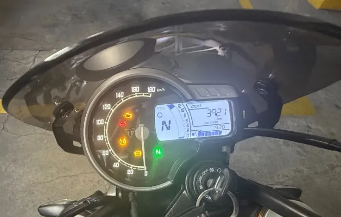 Triumph Speed 400 2024/2025 - Com 4.000km e Acessórios