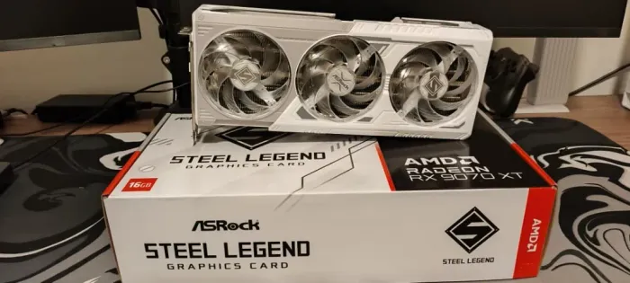 Placa de Vídeo ASRock AMD Radeon RX 9070 XT Steel Legend White, 16GB, GDDR6 - IMPECÁVEL