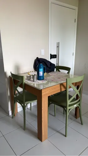 Mesa com cadeira