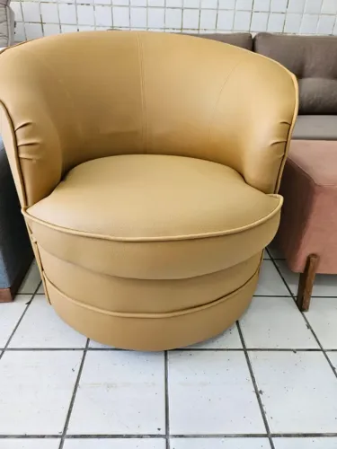 Poltrona em corino creme
