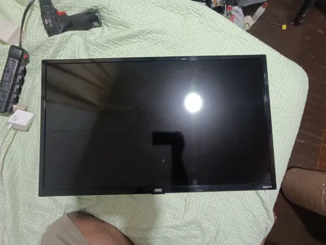 Smart TV AOC de 32 polegadas, modelo 32S5195/78G (display quebrado)