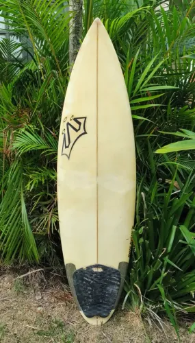 PRANCHA DE SURF REFORMADA, BOA E PEQUENA. SEM QUILHAS.