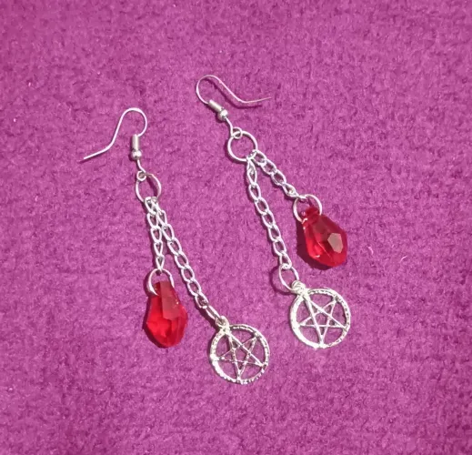 Brinco Pentáculo com pingente vermelho!