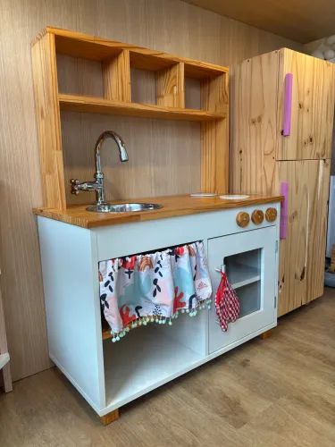 Cozinha e geladeira para brincar