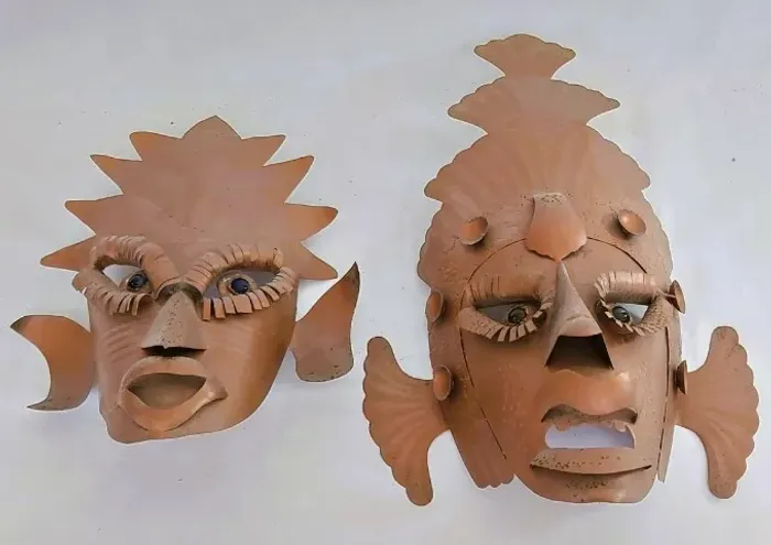 Par máscaras artesanais africanas parede reproduzidas em cobre ricamente detalhadas olhos