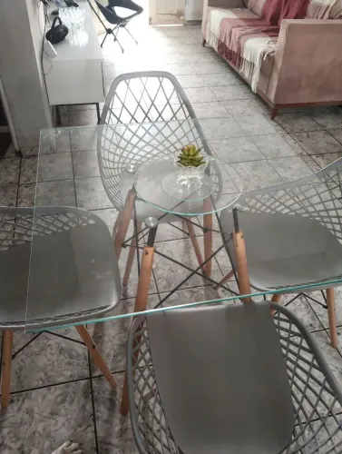 Mesa de vidro , com 4 cadeiras
