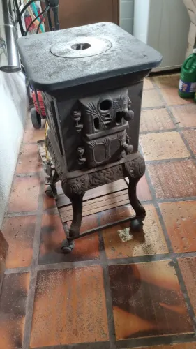 Fogão de ferro fundido adaptado a gás com estrado com lugar para botijão e rodízio 