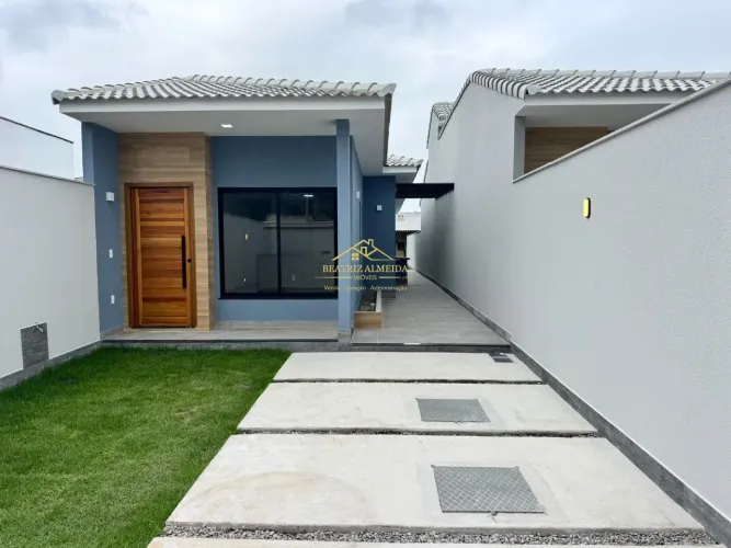 Casas modernas, com ambientes espaçosos, cozinha e banheiros mobiliados