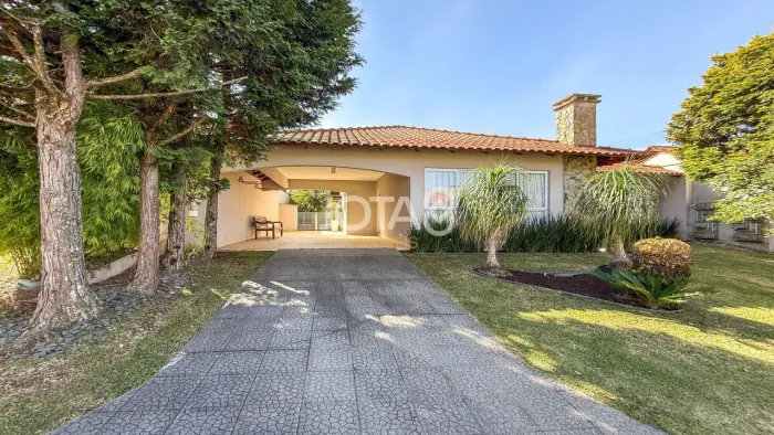CASA COM PISCINA PARA VENDA EM SANTA FELICIDADE Casa mobiliada em condomínio em santa feli