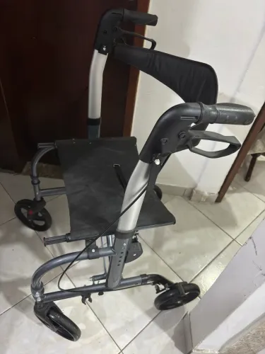 Andador/cadeira articulado