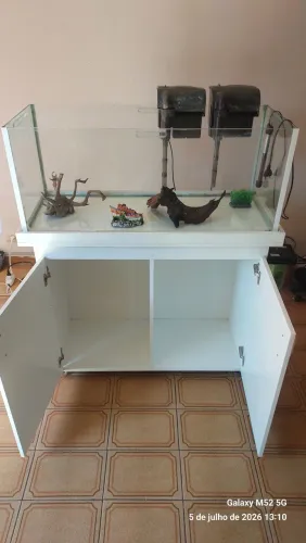 VENDO ESTE AQUARIO SEMI NOVO 160LITROS COM MOVEL PLANEJADO E DUAS BOMBAS+ACESSORIOS