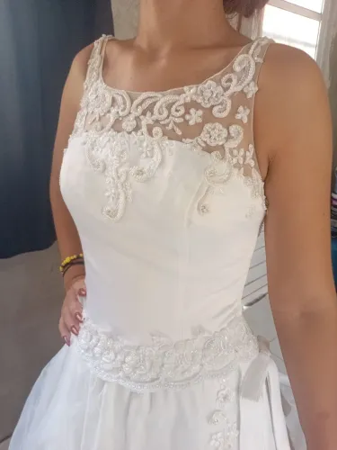 Estou vendendo esse lindo vestido de noiva por 300 reais 
