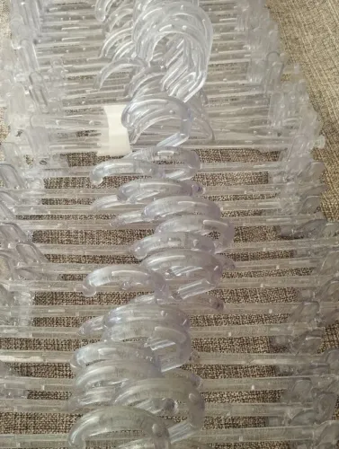 Cabides de acrílico seminovos comuns, reforçados e com presilhas<br>