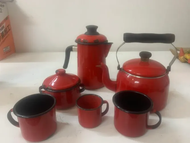 conjunto de chá/café retrô esmaltado da marca Ewel, linha Ágata, na cor vermelha. 