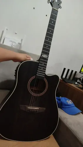 violão eletroacústico Strinberg SD200C, pertencente à aclamada linha Black Series.
