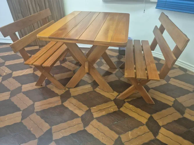 Conjunto de mesa com 2 bancos