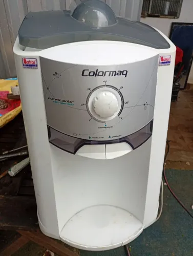 Bebedouro frio e gelado.