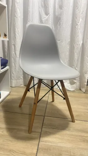 Cadeira Eames Cinza Polipropileno com Pés de Madeira - Bianchini